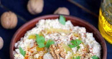 Tahinli Cevizli Bayat Ekmek Salatası