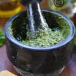 Ev Yapımı Pesto Sos ve Çıtır Ekmek Dilimleri