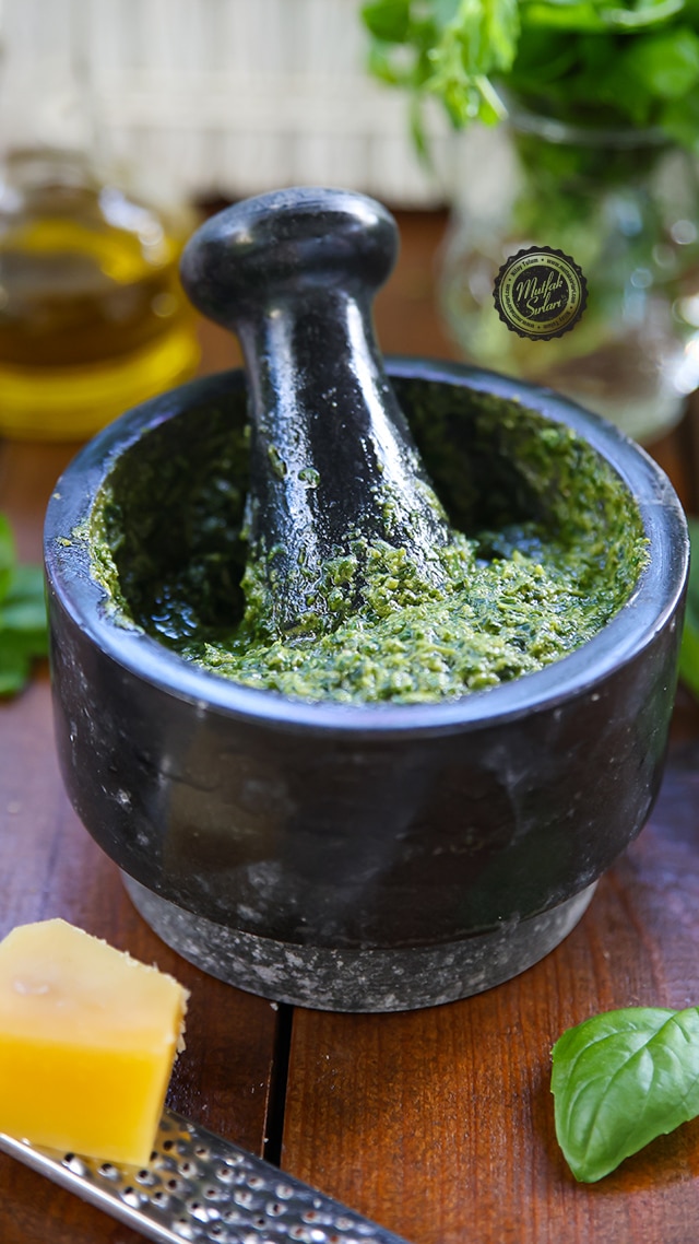 Ev Yapımı Pesto Sos ve Çıtır Ekmek Dilimleri